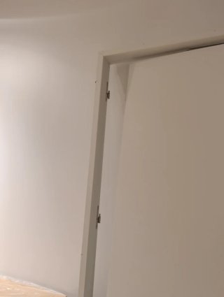 Puerta blanca moderna. Hasta 3 de Agosto