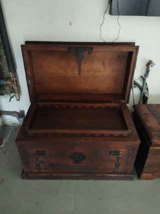 Baúl antiguo macizo madera y metal.