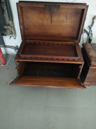 Baúl antiguo macizo madera y metal.
