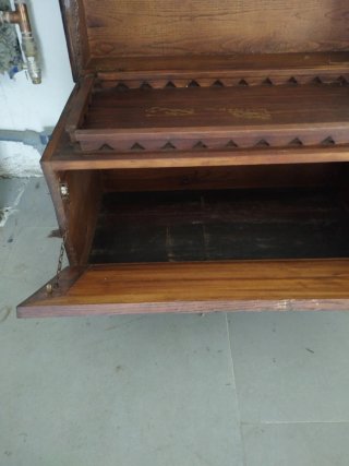 Baúl antiguo macizo madera y metal.