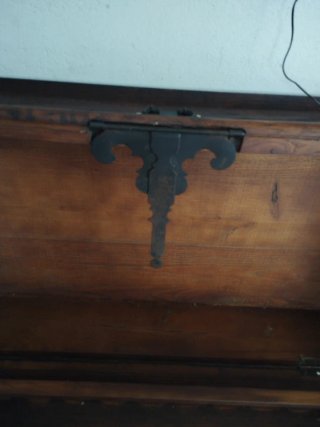 Baúl antiguo macizo madera y metal.