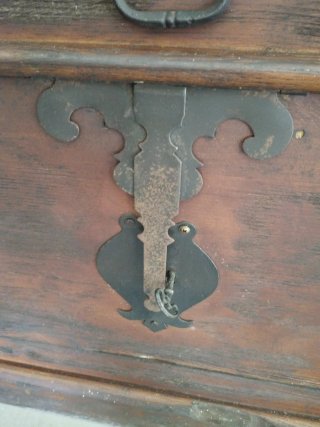 Baúl antiguo macizo madera y metal.