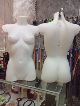 Arredamento per negozio di abbigliamento femminile