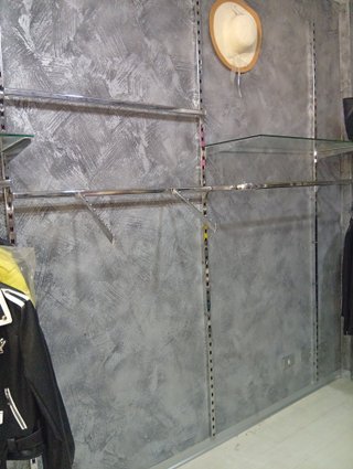 Arredamento per negozio di abbigliamento femminile