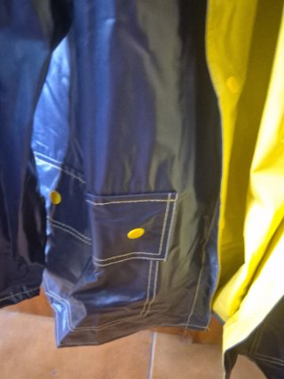 Chubasquero Sonrics azul y amarillo