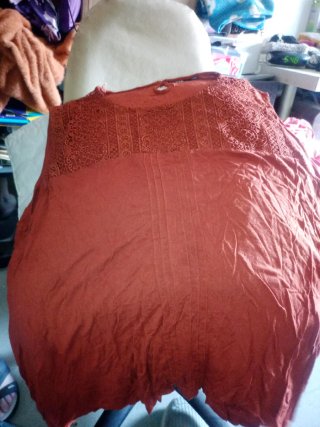 Camiseta naranja con encaje