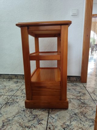 Mueble de madera con cajón y ruedas escondidas
