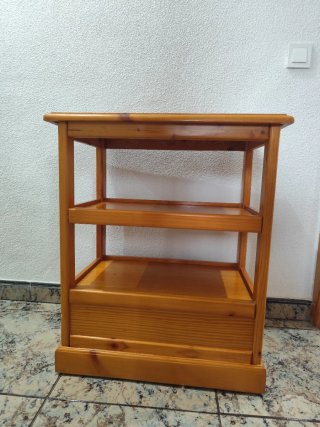 Mueble de madera con cajón y ruedas escondidas