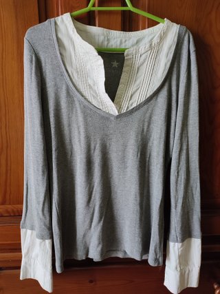 Camiseta gris con cuello y puños camiseros