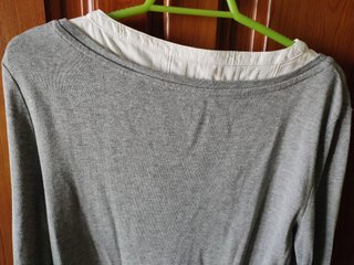 Camiseta gris con cuello y puños camiseros