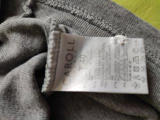 Camiseta gris con cuello y puños camiseros