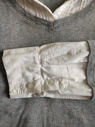 Camiseta gris con cuello y puños camiseros