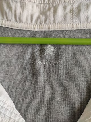 Camiseta gris con cuello y puños camiseros