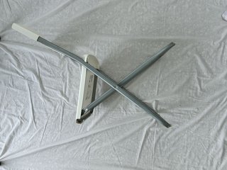 Silla plegable blanca y gris