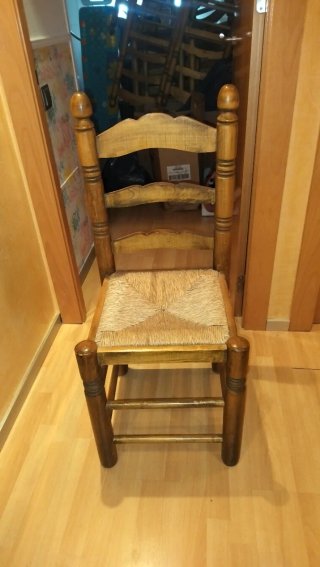 8 Sedie Rustiche in Legno Massello a 35€ ciascuna.