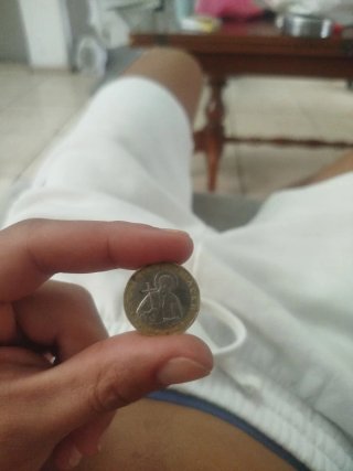 Moneda antigua con figura religiosa