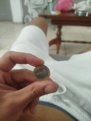 Moneda antigua con figura religiosa
