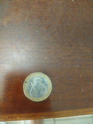 Moneda antigua con figura religiosa