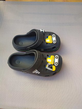 Zuecos niño negros con Jibbitz número 26