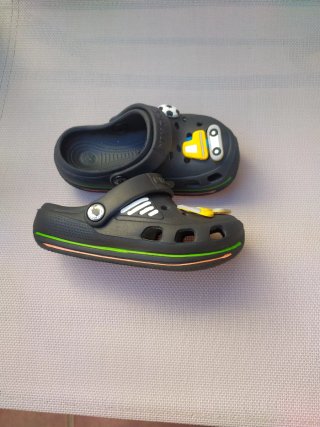 Zuecos niño negros con Jibbitz número 26