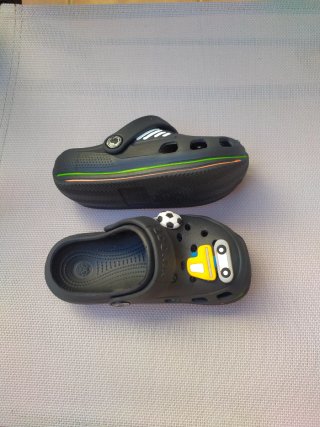 Zuecos niño negros con Jibbitz número 26