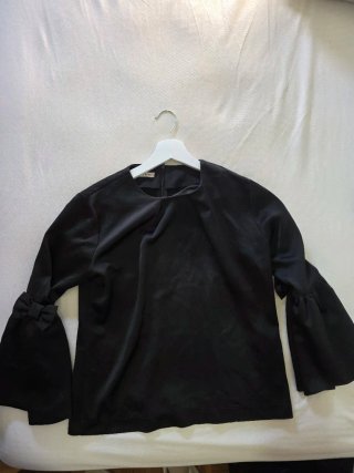 Blusa negra marca Cayro