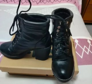 Botines negros con cordones y tacón