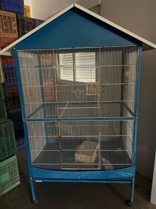 Jaula para pájaros azul y blanca