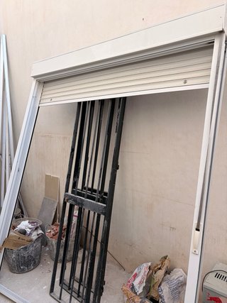 Ventanas de aluminio con persiana y cristal.