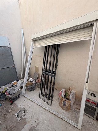 Ventanas de aluminio con persiana y cristal.