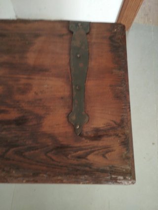 Baúl antiguo de madera y metal