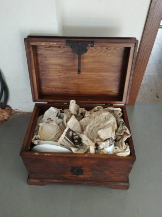 Baúl antiguo de madera y metal