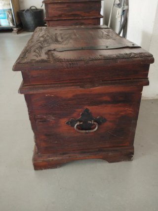 Baúl antiguo de madera y metal