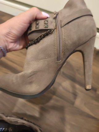 Botines Sara F. marrón con cadena