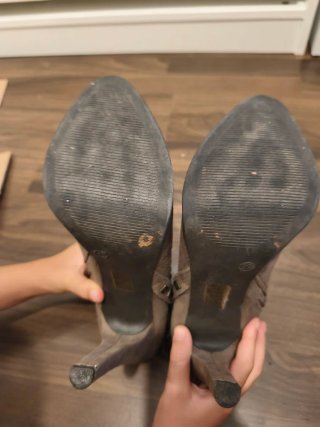 Botines Sara F. marrón con cadena