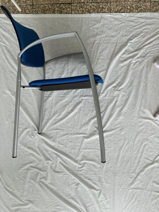 Silla azul con reposabrazos
