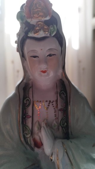 Figura Kuan Yin Porcelana Loto