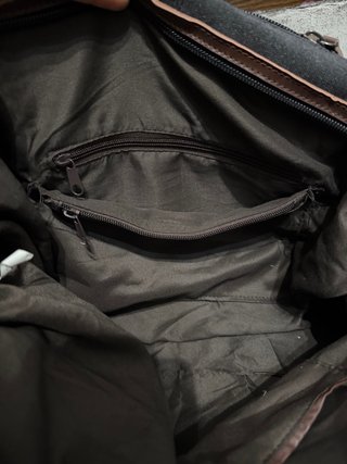 Bolsa de viaje negra y marrón