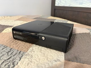Xbox 360 con 2 mandos y 5 juegos