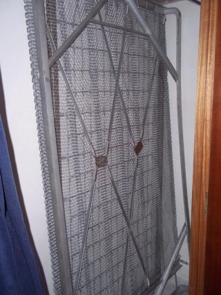 Cama de metal plateada