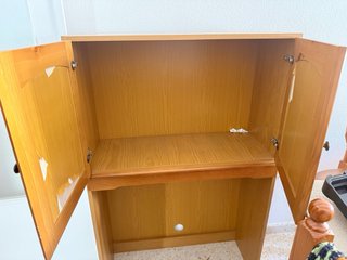 Mueble de madera con puertas