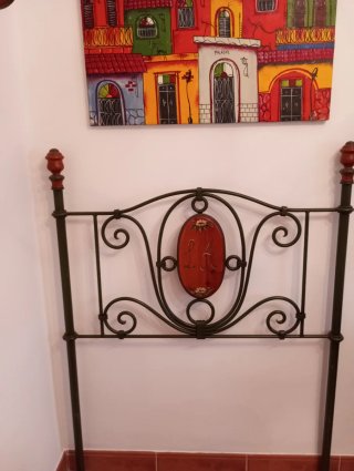 Dormitorio juvenil madera pintado a mano
