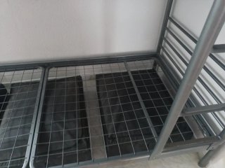 Litera de metal gris