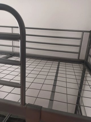 Litera de metal gris