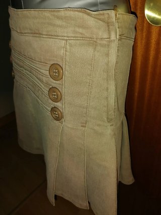 Falda marrón con botones de tablas