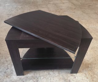 Mesa TV oscura con estante de cristal