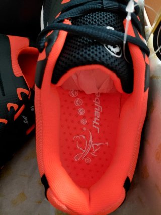 Zapatillas pádel Jhayber negras y naranjas