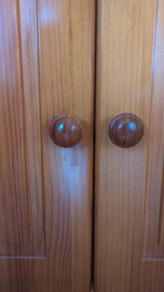 Alacena de madera maciza con puertas de cristal