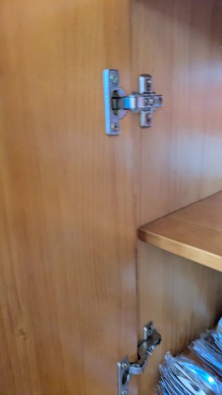 Alacena de madera maciza con puertas de cristal