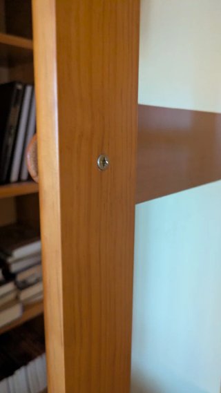 Alacena de madera maciza con puertas de cristal